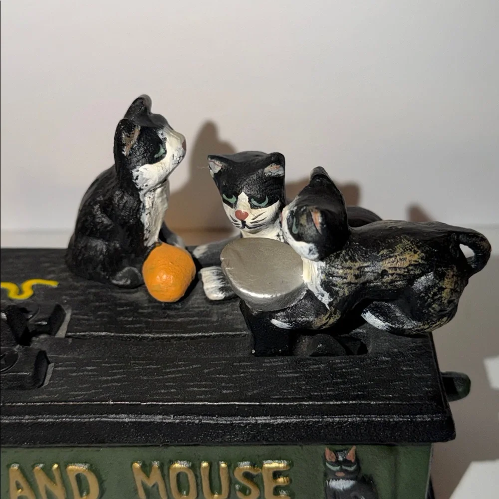 Design Toscano. Cat & Mouse Reproduction Vintage Cast Iron Mechanical Bank Heavy